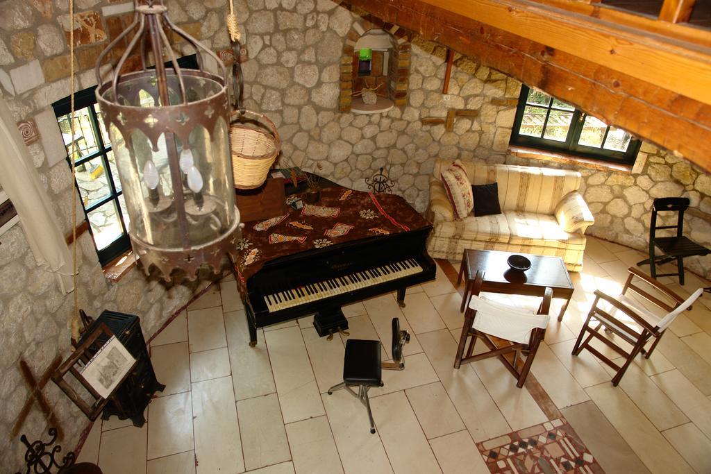 Musician's Round House & Castello Villa Vátos